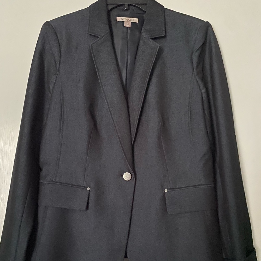 Very professional jacket. Perfect for an interview